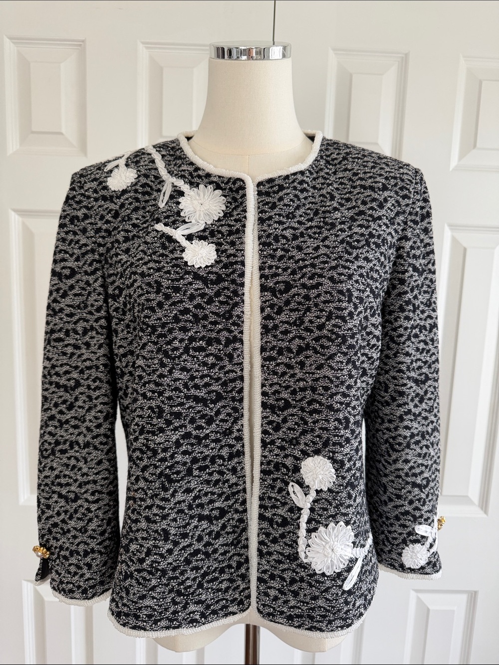 Vintage St.John Couture Santana Knit Beaded Jacket Black White 3d Floral Size 10